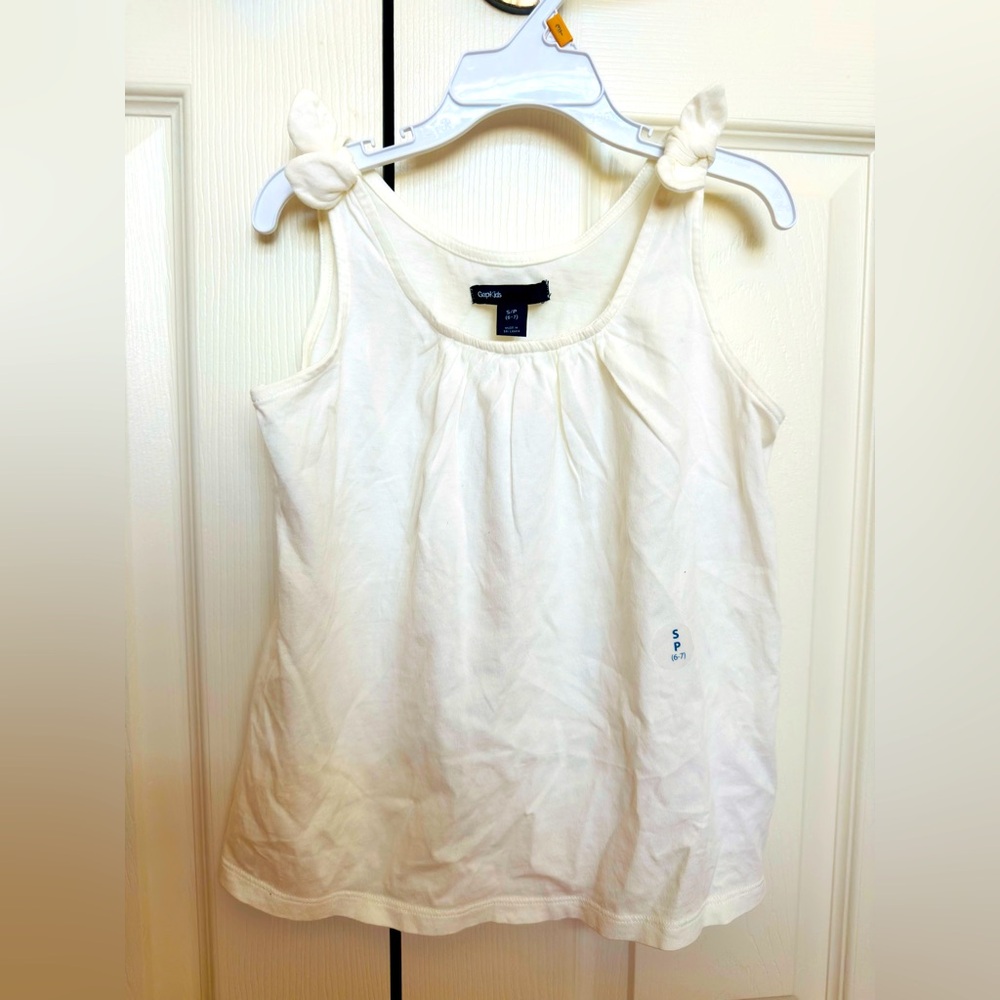 Brand new Gap top in kids size S (6-7).